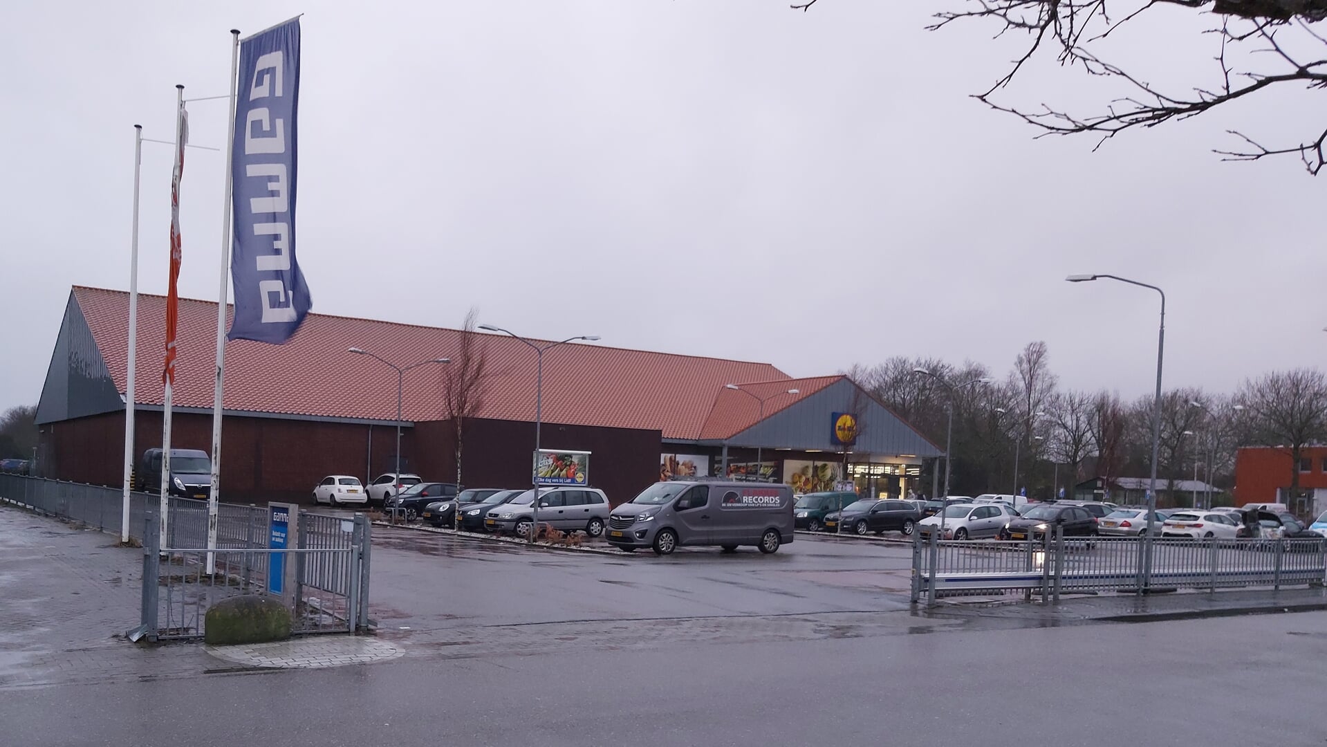 Het huidige pand van de Lidl, de supermarkt wil graag verhuizen naar een groter pand.