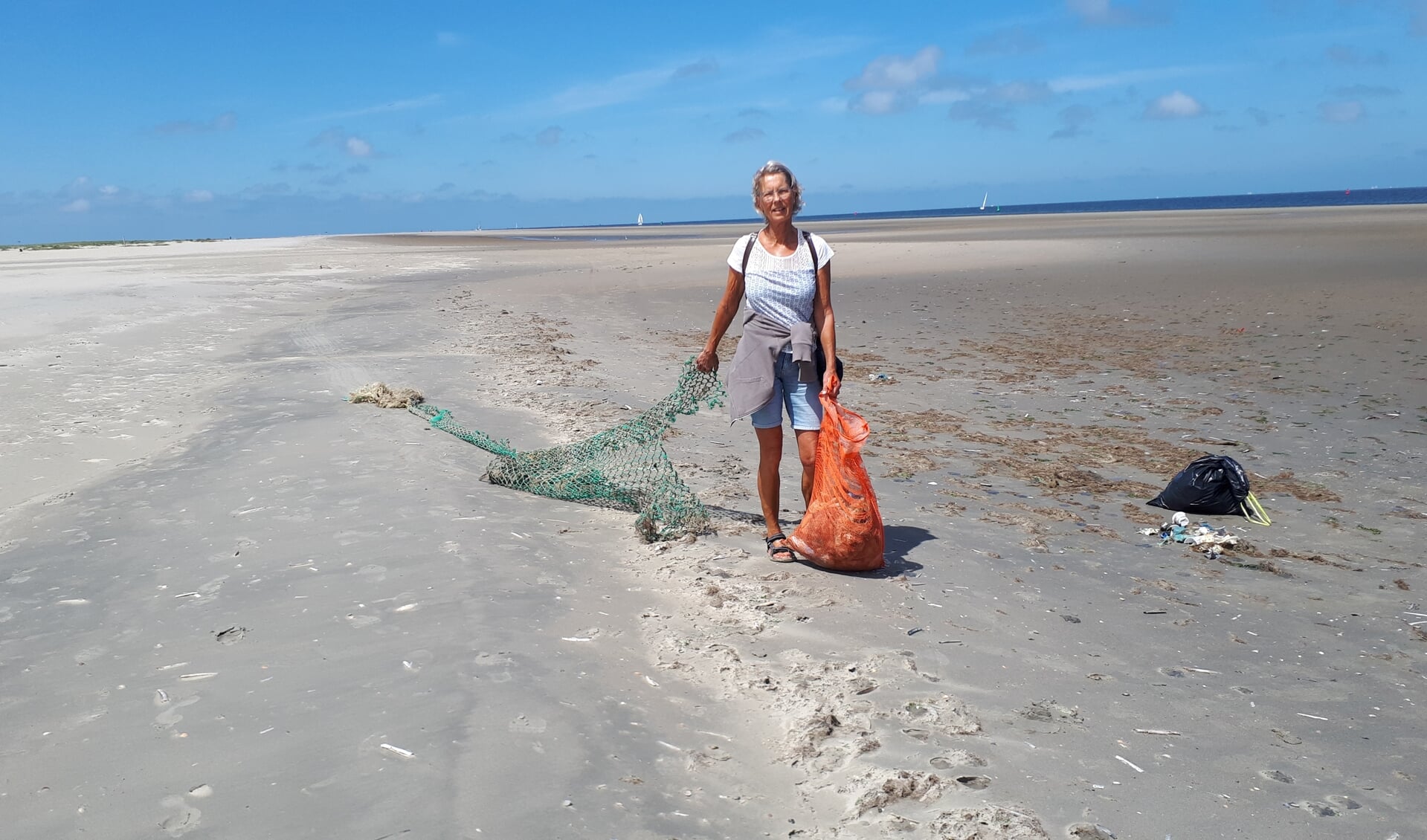 Elly Biesheuvel ruimt zeer regelmatig afval op van het strand van de Kwade Hoek: “Soms ligt er veel afval. Meer dan ‘normaal’. Waarschijnlijk heeft het te maken met de wind en de stroming."