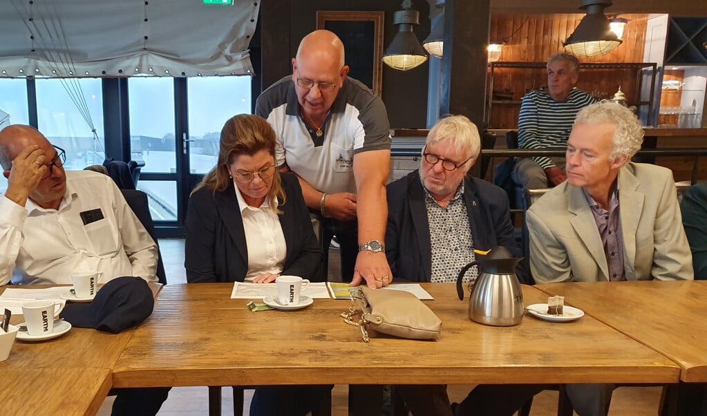 Overleg met vissers en natuurorganisaties in De Zeemeeuw over visserijproblematiek in Voordelta. 