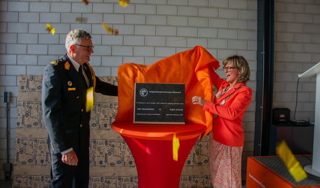 De opening werd verricht door burgemeester Ada Grootenboer (r) en Arjen Littooij, algemeen directeur van de Veiligheidsregio Rotterdam-Rijnmond. (Foto: Sam Fish).