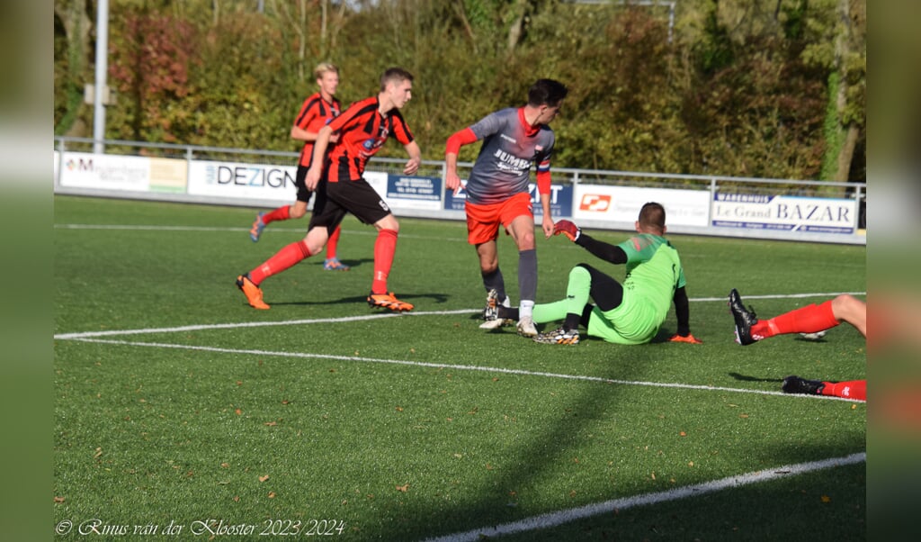 Simon Bremer scoorde de 0-2, maar het doelpunt werd door de scheidsrechter afgekeurd. (Foto: Rinus van der Klooster)