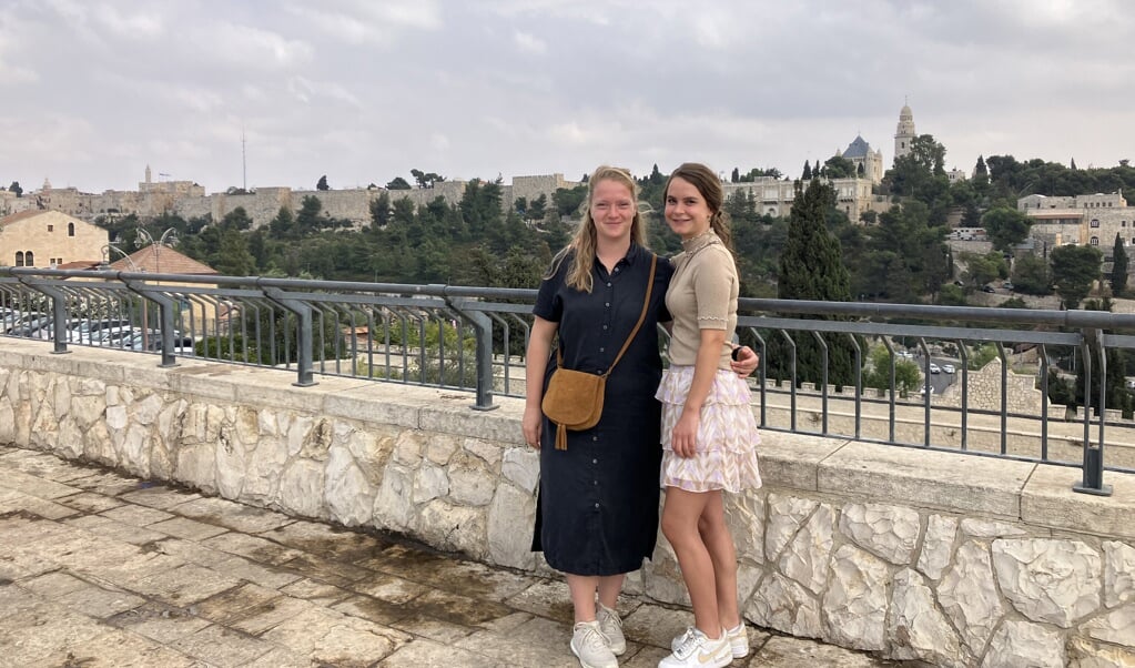Nicoline Jelier (l.) met haar vriendin Joke Bons in Jeruzalem. (Foto: Nicoline Jelier)