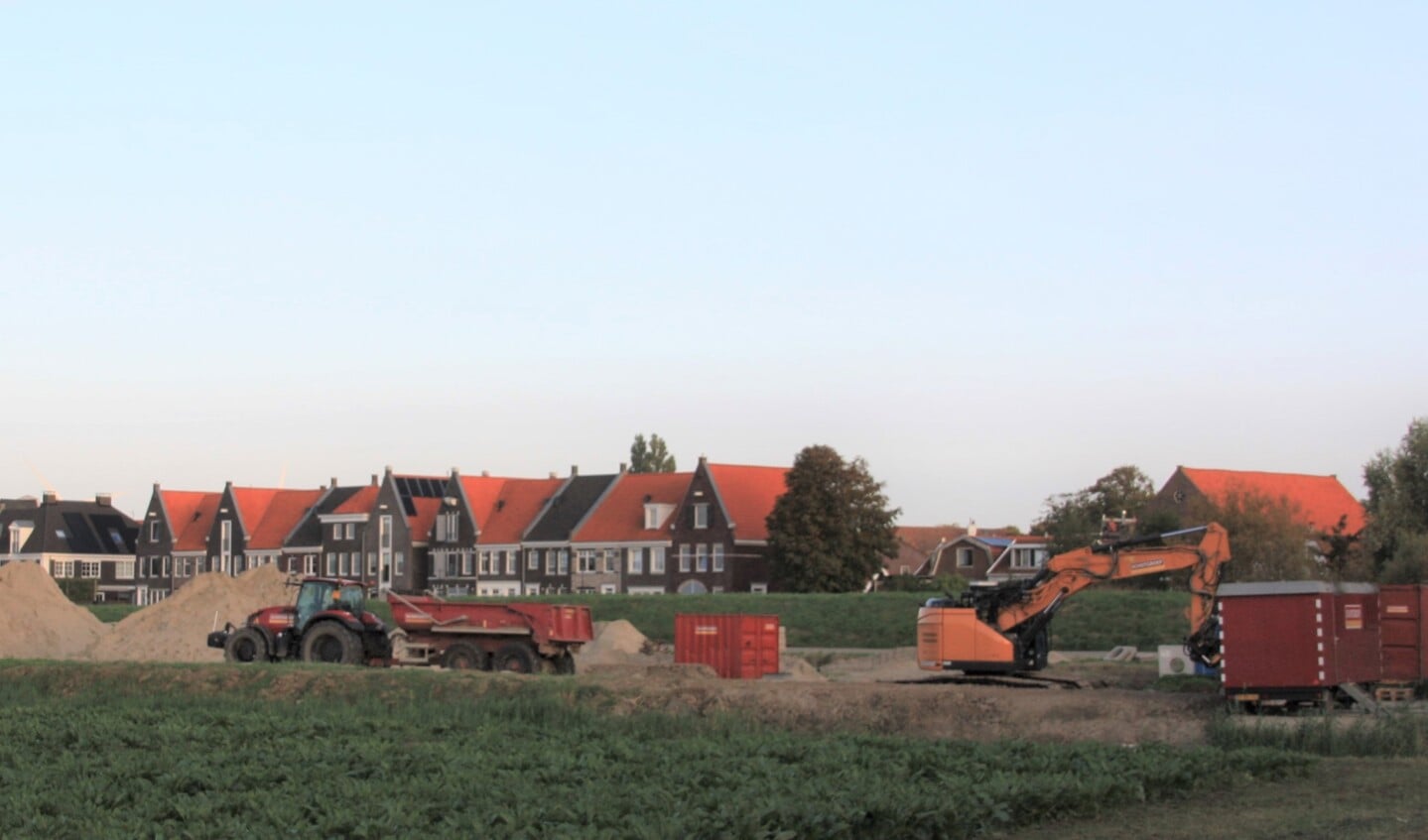 Het bouwterrein aan de Sommelsdijkse Havendijk in Middelharnis. (Foto: Eilanden-Nieuws)