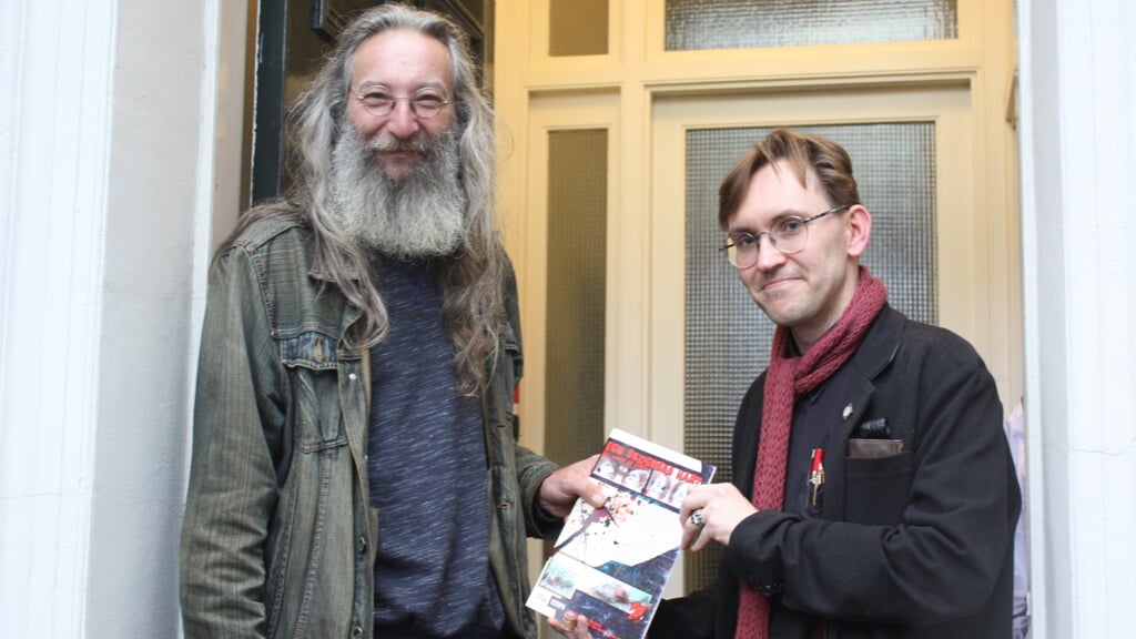 Marcel Gootjes (links) ontving onlangs het eerste exemplaar van het stripboek uit handen van maker Vince Trommel. (Archieffoto: Kees van Rixoort)