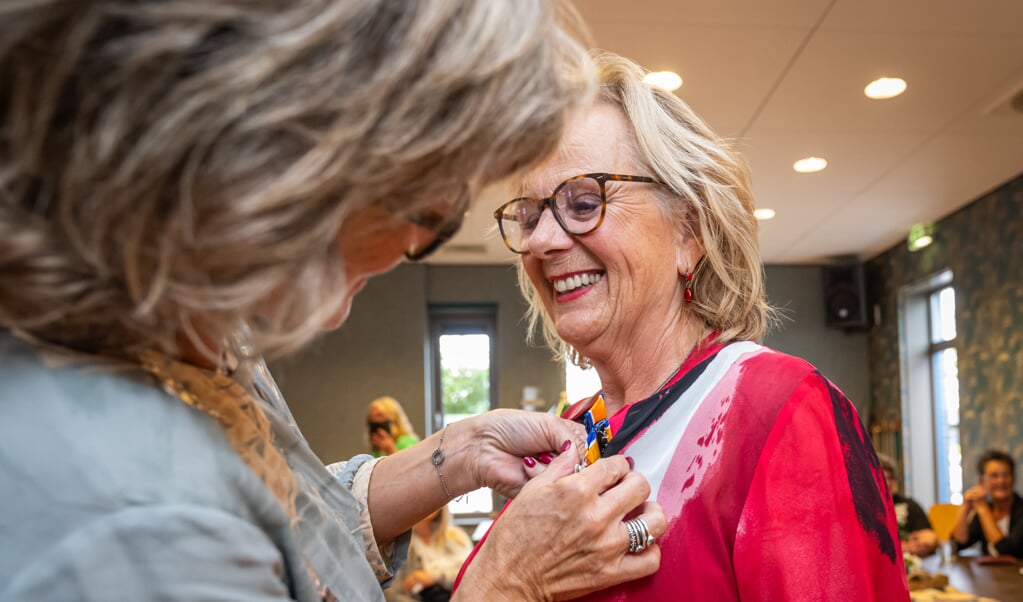 Pythia Maasdam krijgt de versierselen opgespeld door burgemeester Ada Grootenboer. (Foto: Wim van Vossen)
