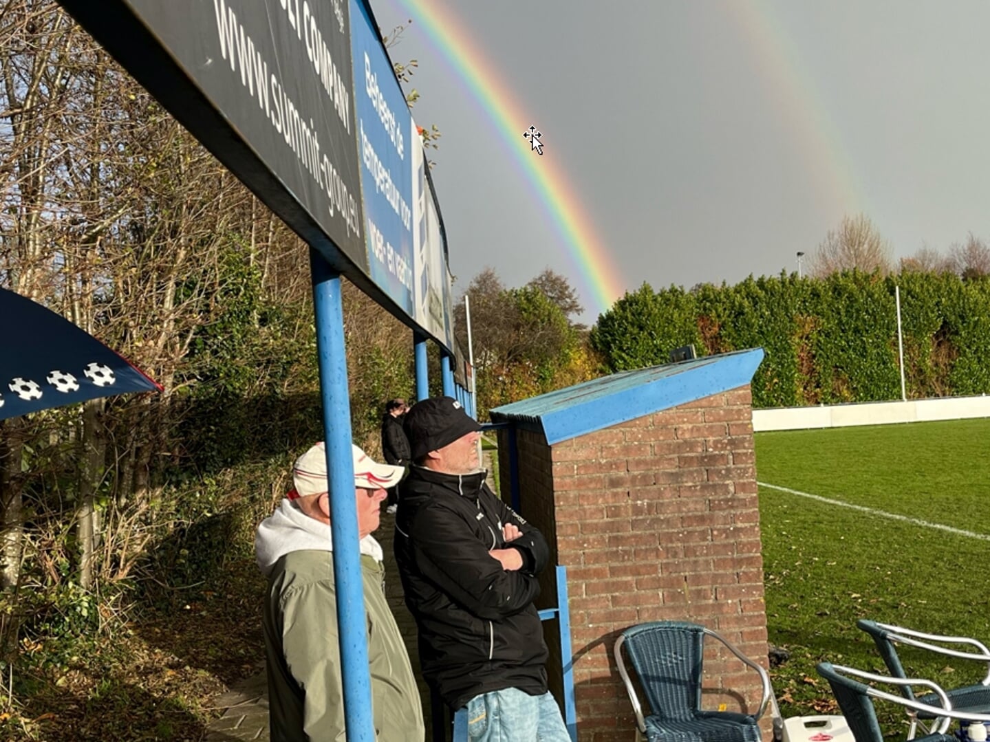 Onder het toeziend oog van Koos Schultz en eerste elftalleider Hans van Dam tekent zich een dubbele regenboog af aan het firmament. Het ultieme teken van vertrouwen en hoop kon de zebra’s niet helpen in de match tegen NBSVV, die met 4-0 verloren ging. 