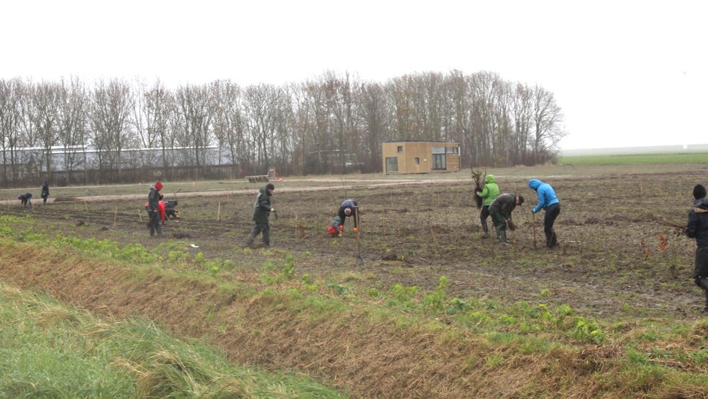Het weer werkte niet erg mee, maar daar lieten de vrijwilligers zich niet door tegenhouden. (Foto: Mirjam Terhoeve) 