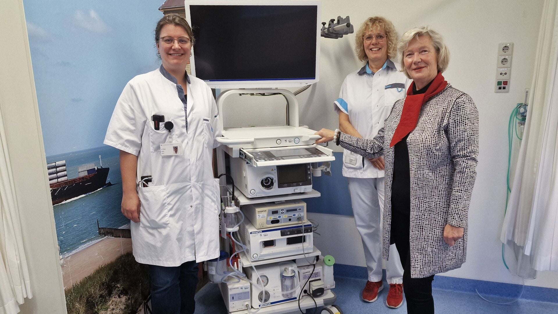Foto: Penningmeester Arna de Wit (rechts) van Stichting Vrienden van Ziekenhuis Dirksland overhandigde het apparaat officieel aan de afdeling Longgeneeskunde.