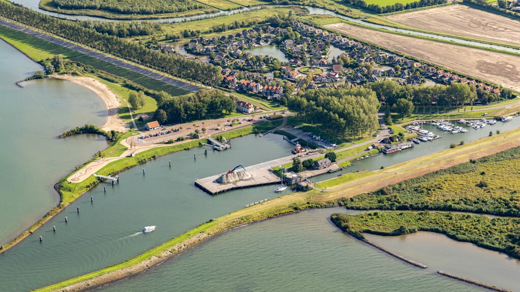 De sluis bij het havenhoofd van Middelharnis. (Archieffoto: Topview Nederland)