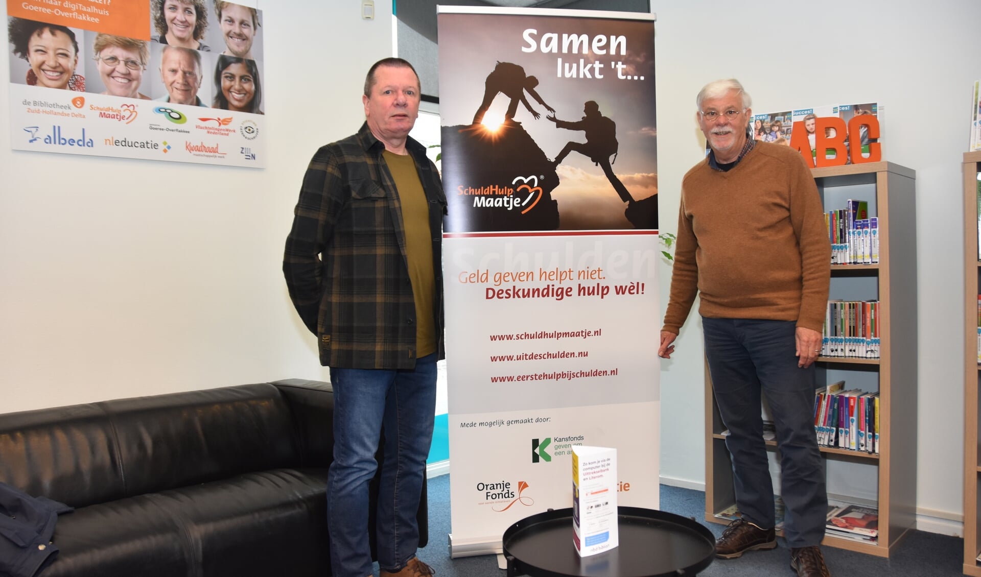 Gerben van Asperen (rechts) en Anton van Kampen, coördinatoren van Stichting Schuldhulp Goeree-Overflakkee (Foto: Adri van der Laan).