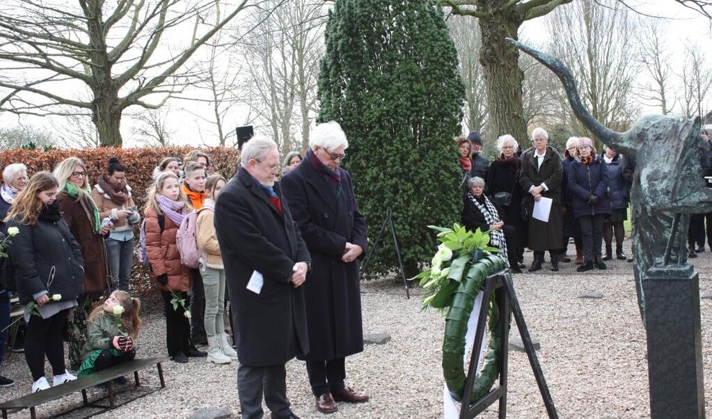 Wethouder Jaap Willem Eijkenduijn (links) en Peter Visser leggen een krans.