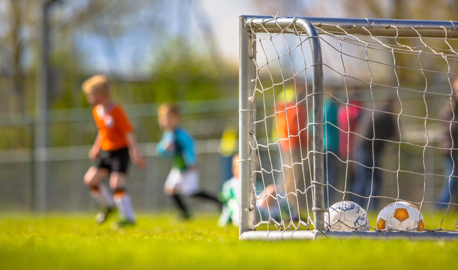 Dankzij het Kindpakket kunnen kinderen op het eiland toch lid worden van bijvoorbeeld een voetbalclub (Foto: Shutterstock).