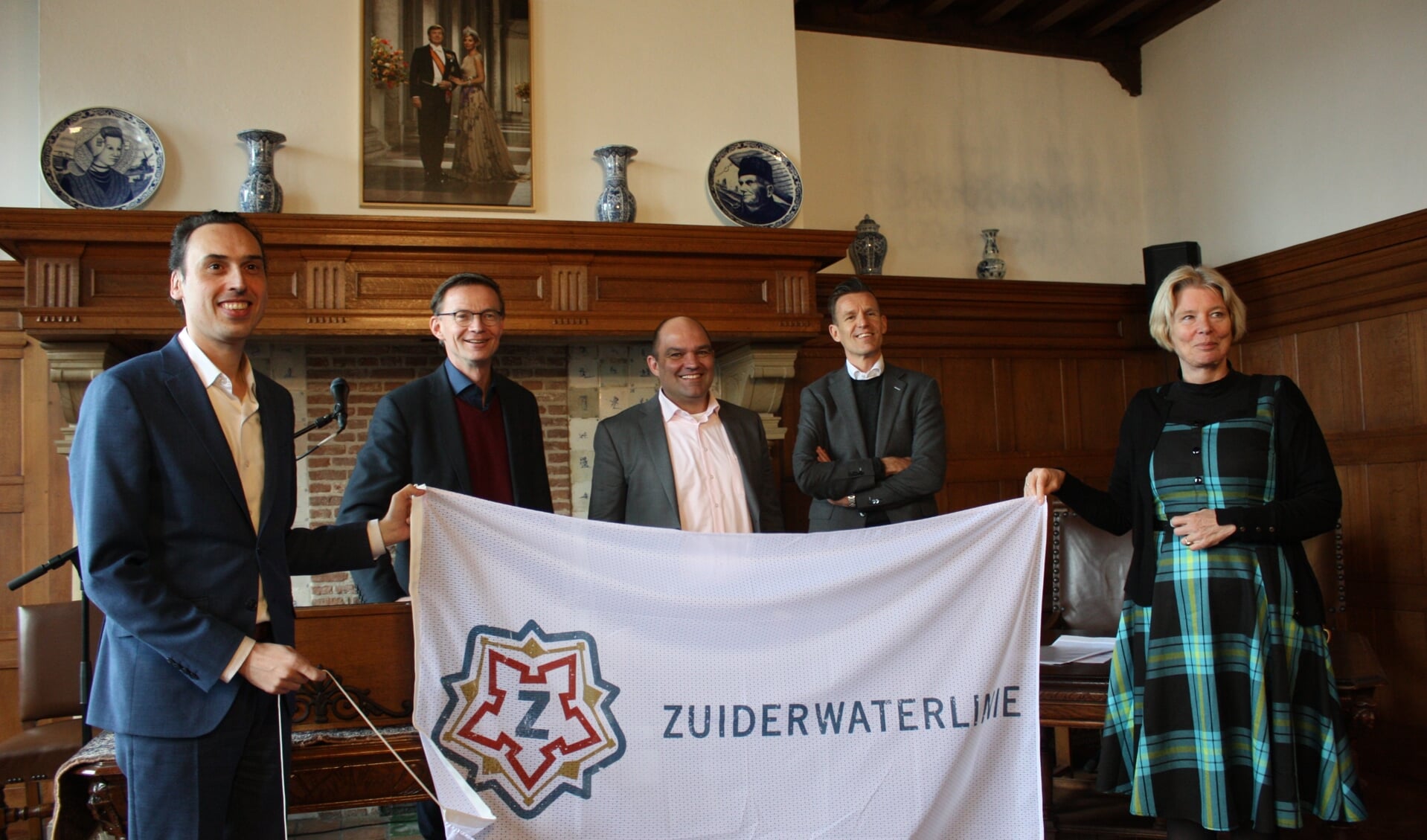 Gedeputeerde Smeulders, wethouder Van Waveren, wethouder Dingemans (gemeente Moerdijk), wethouder Markwat en gedeputeerde De Zoete met de Zuiderwaterlinie-vlag (Foto: Kees van Rixoort).
