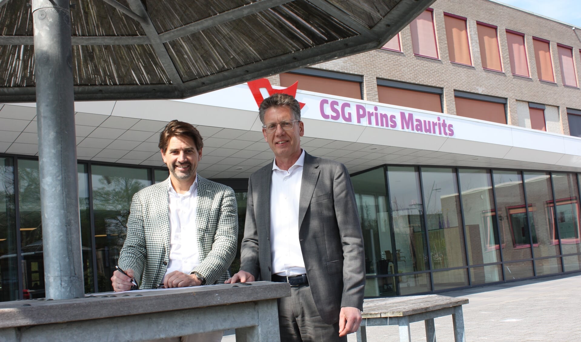 Mark-Jan Koldijk van DWT Groep (links) en Albert van Heinsberg van de CSG Prins Maurits ondertekenen het contract.