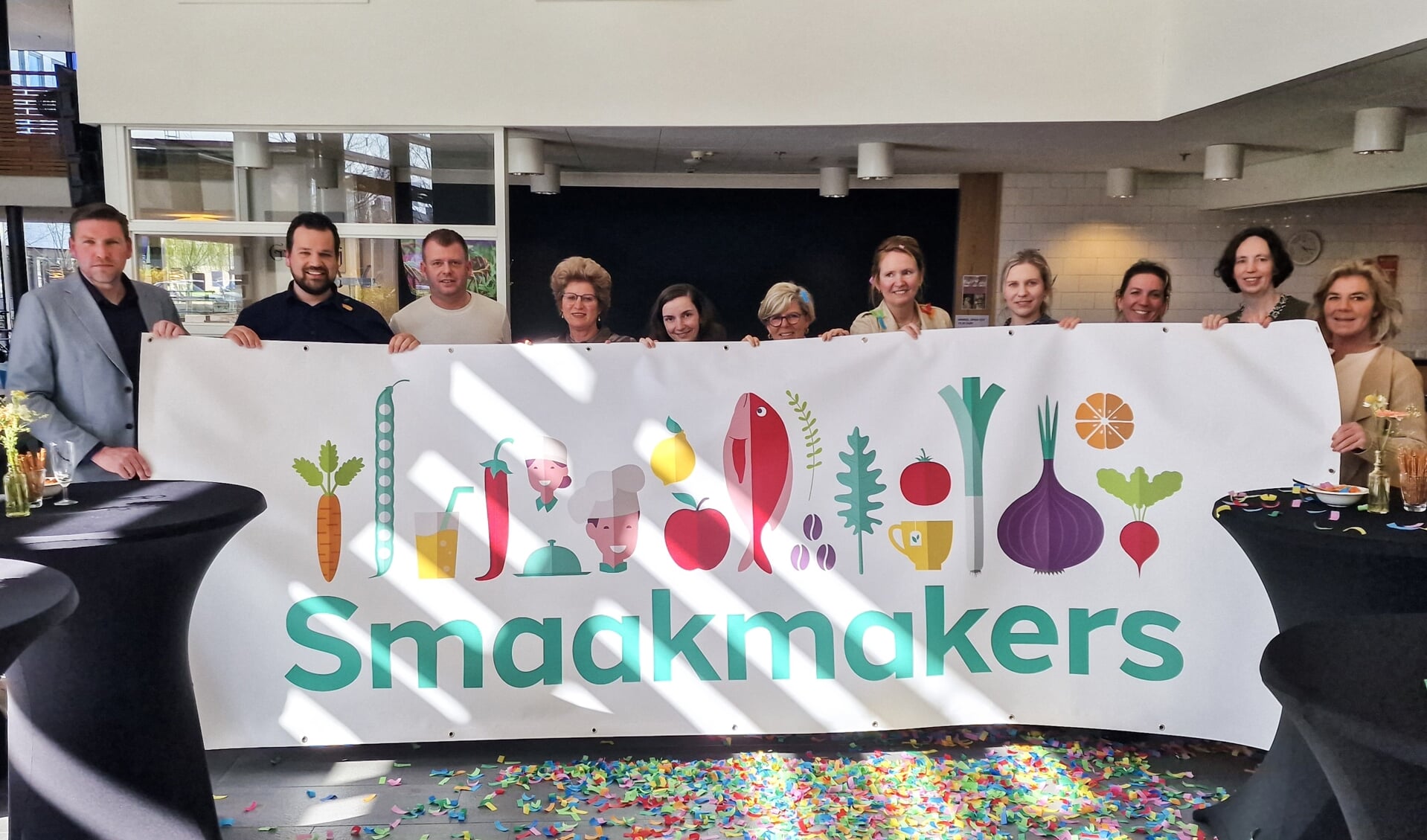 Foto: Medewerkers van CuraMare en Het Van Weel-Bethesda Ziekenhuis onthullen samen de naam ‘Smaakmakers’.