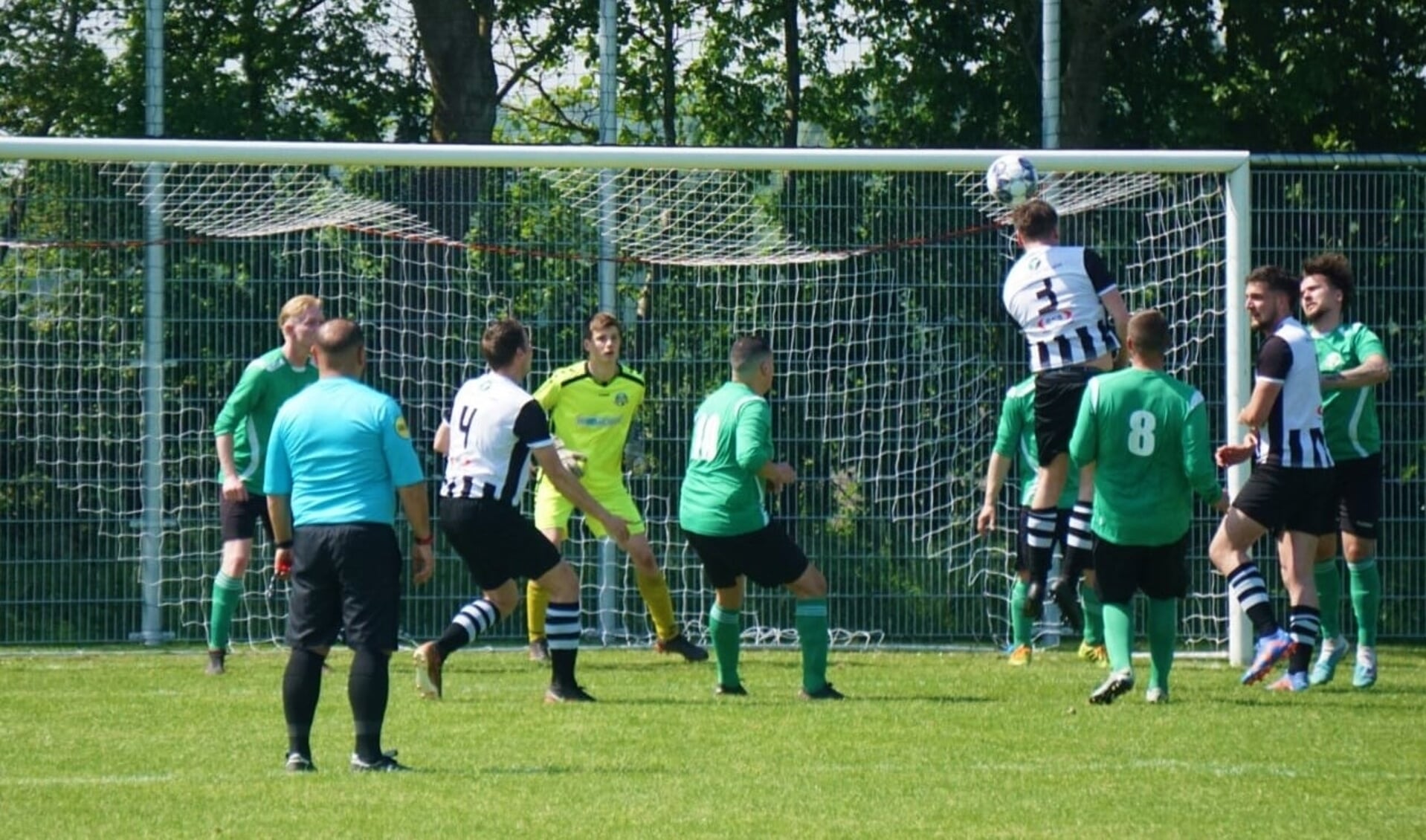  Erik Roijers (3) kopt de bal op de goal van DVV Delft. Derde van links Marko Karsbergen (4); tweede van rechts Gert Aantjes.