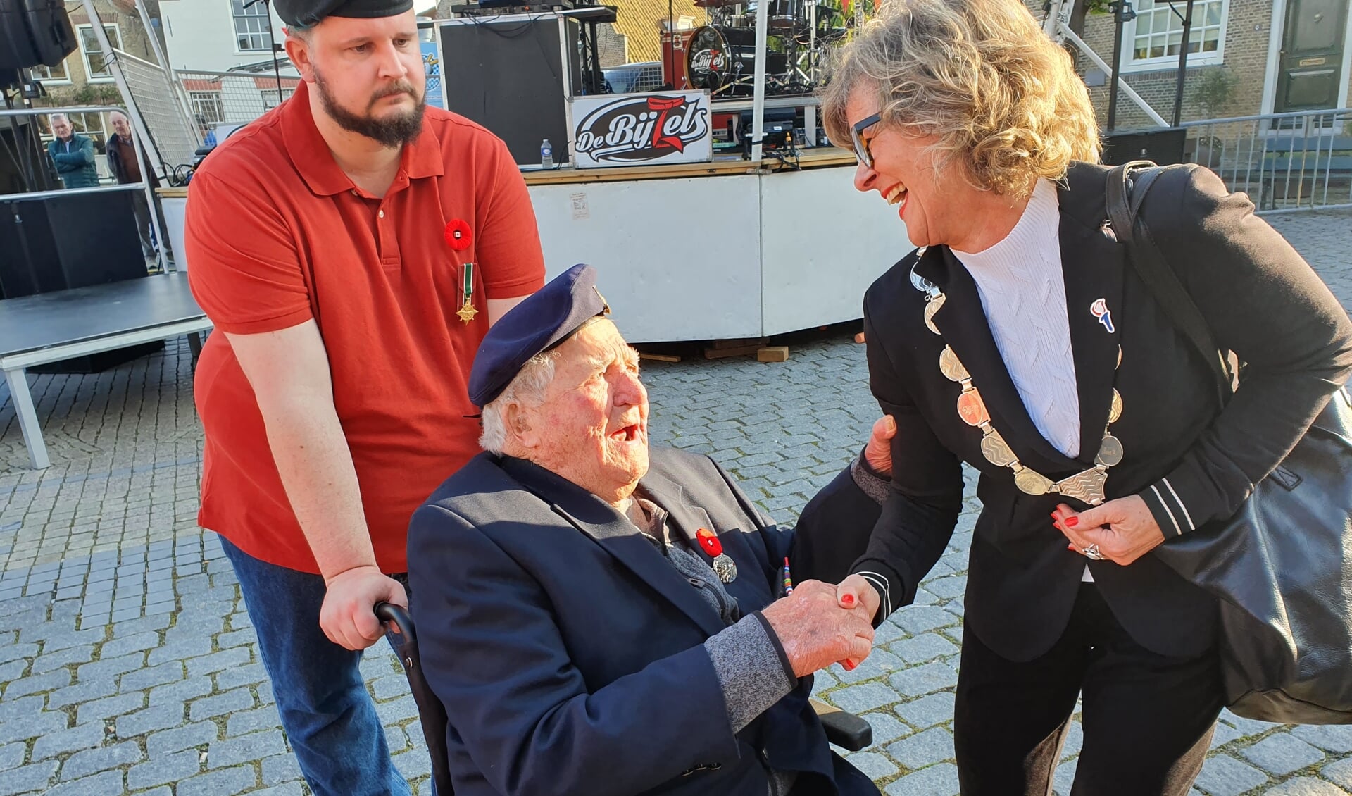Burgemeester Ada Grootenboer begroet Roly Armitage op de Markt in Goedereede (Foto: Jaap Ruizeveld).