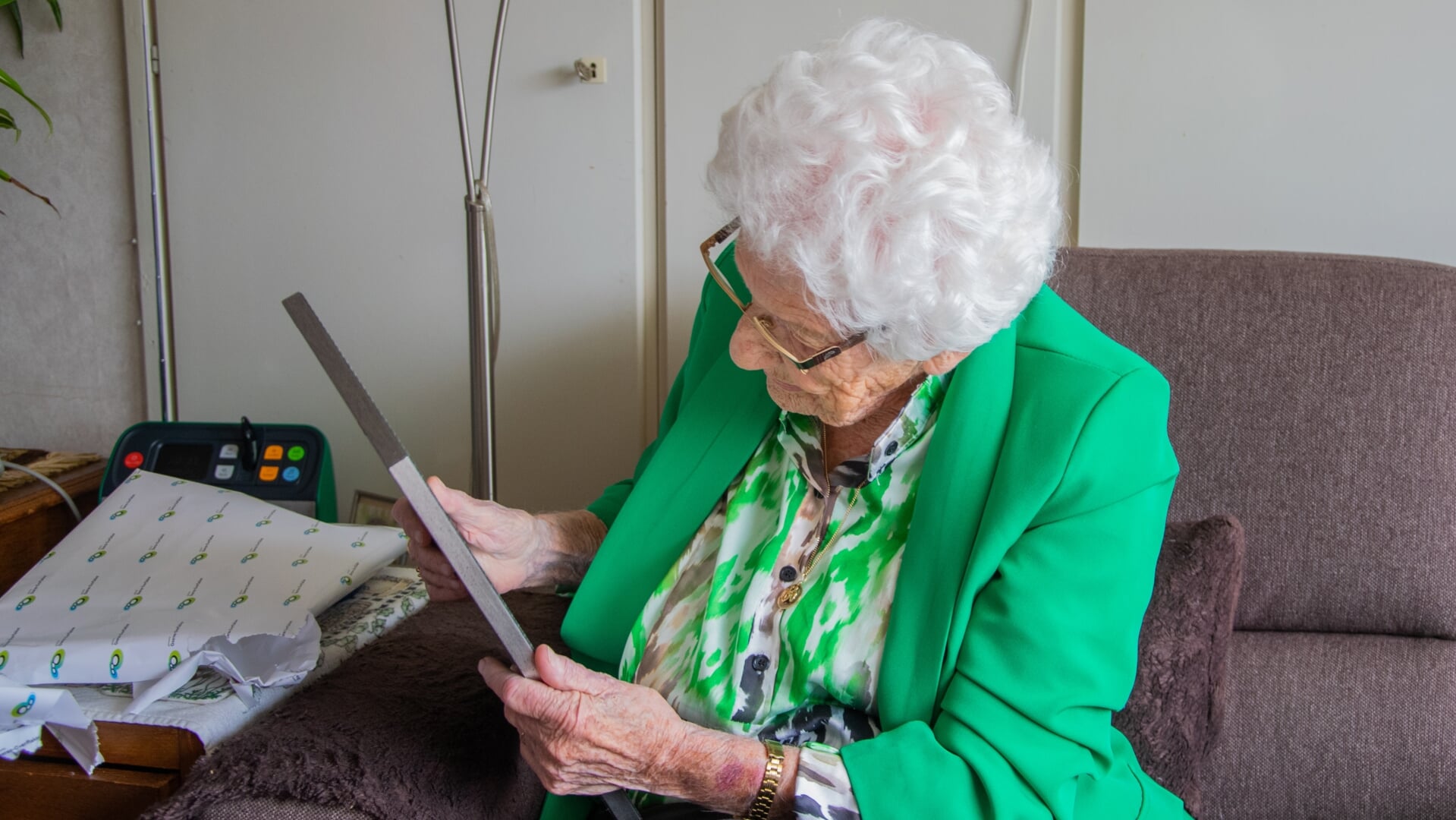 Neeltje Breur met haar ingelijste geboorteakte (Foto: Sam Fish).