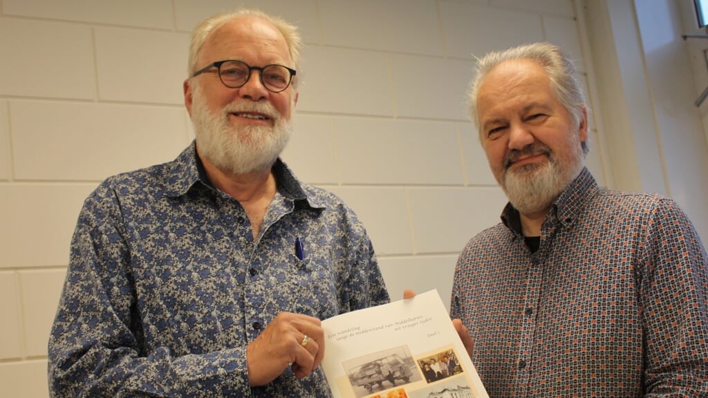Jaap Bakelaar (links) overhandigt het eerste exemplaar aan archivaris Jan Both (Foto: Kees van Rixoort).