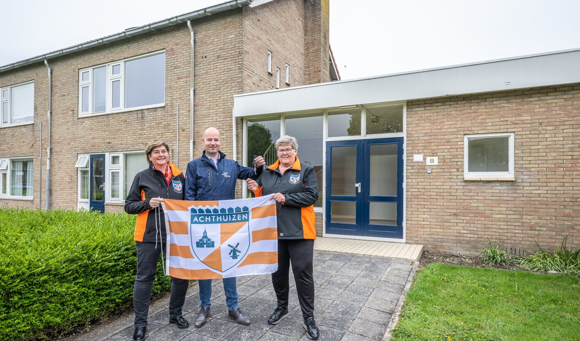Arjan Mouthaan, Woonconsulent Oost West Wonen overhandigt de sleutel aan Jacqueline Lavooy en Manda de Vos van de Dorpsraad Achthuizen. (Foto: Wim van Vossen)