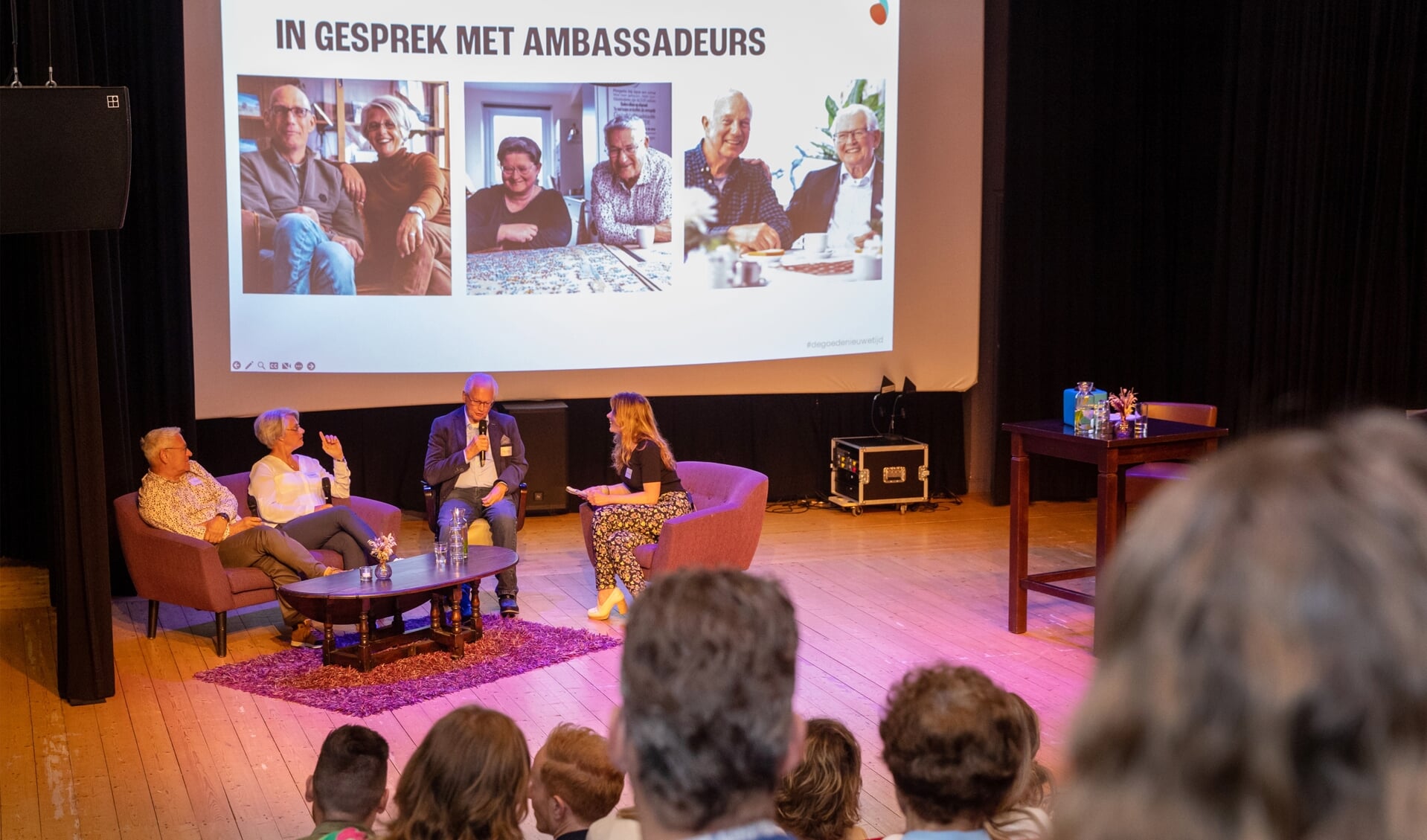 Dagvoorzitter Maureen van Leeuwen in gesprek met ambassadeurs Corine Groenendijk-Jones, Hans Bechtum en Klaas Sturris.