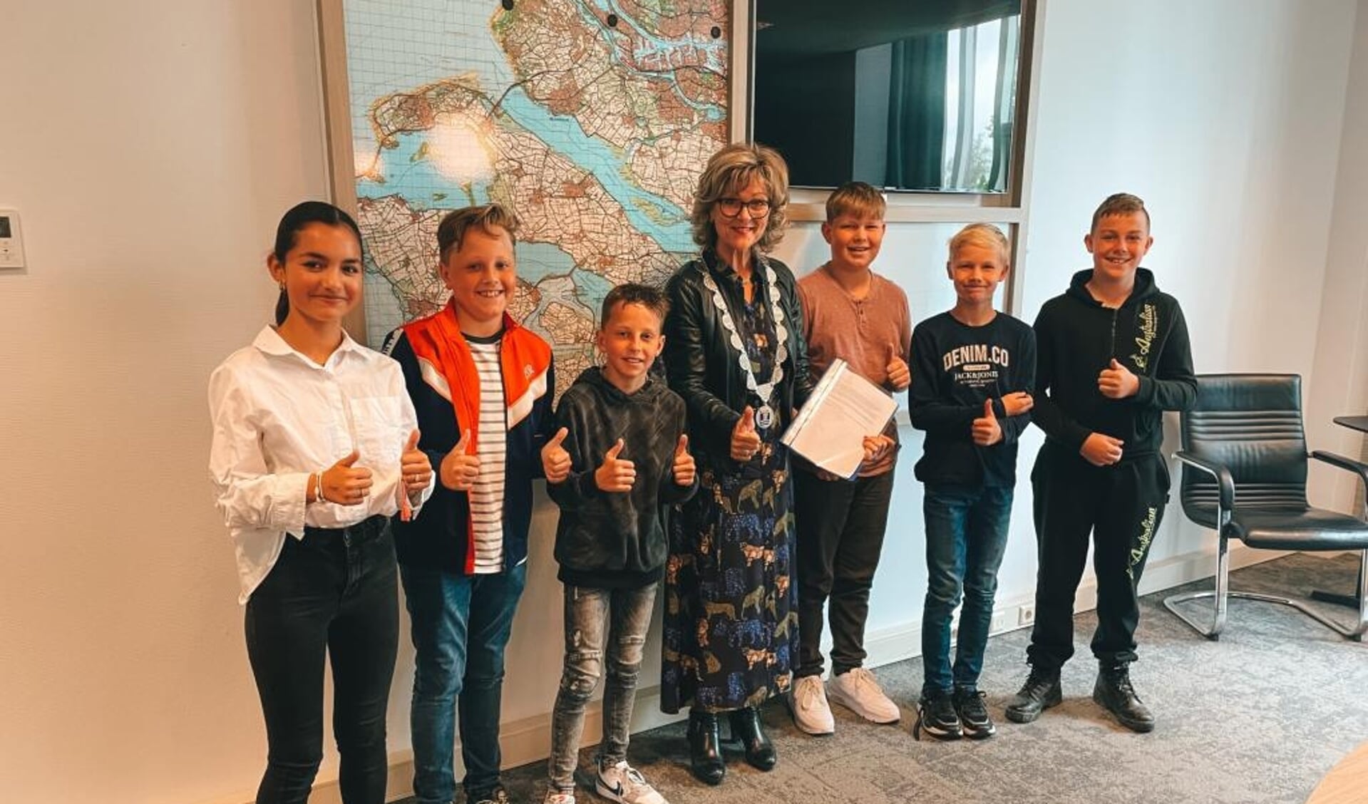Burgemeester Ada Grootenboer neemt de handtekeningen van de kinderen in ontvangst (Foto: gemeente Goeree-Overflakkee).