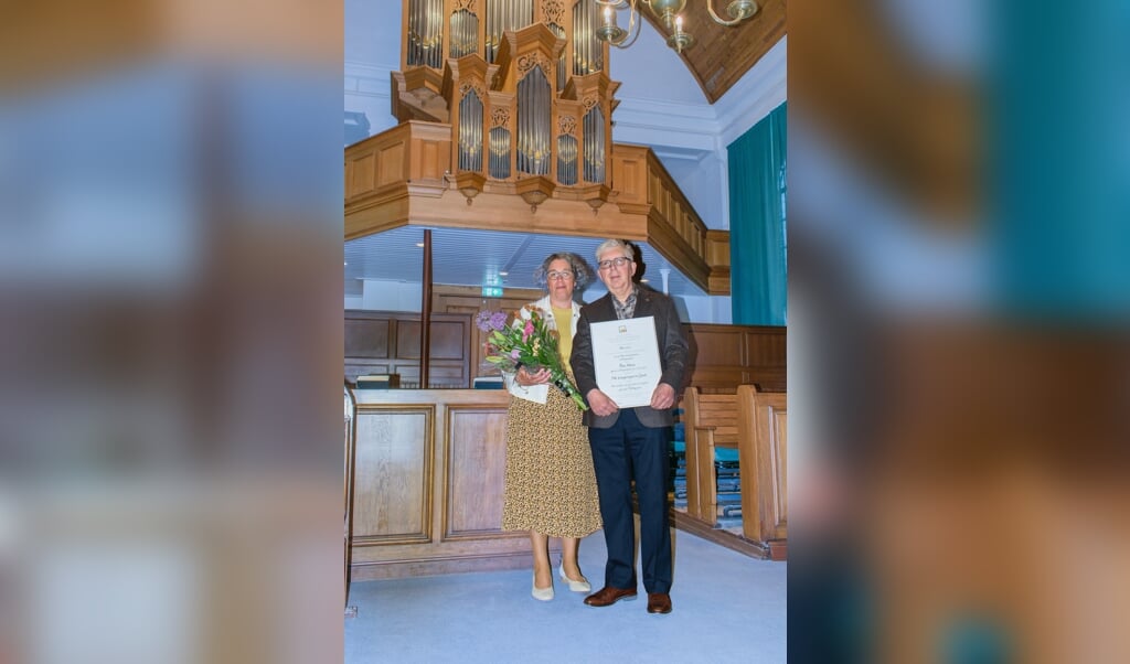 Peter Mans met zijn vrouw bij het orgel in Ooltgensplaat. (Foto: C. J. de Vos) 