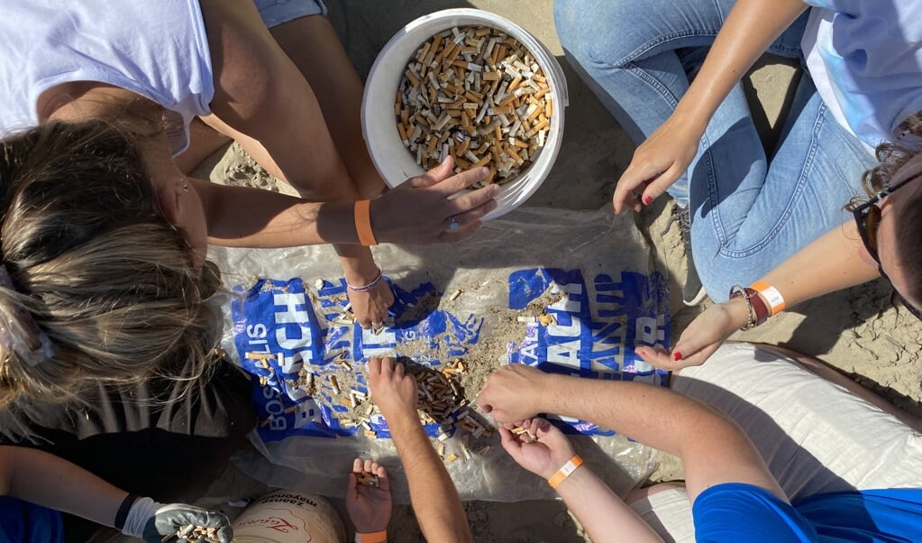Sigarettenpeuken zijn het meest gevonden afval op populaire stranden en zijn enorm schadelijk voor het milieu en de natuur. (Foto: Stichting De Noordzee)