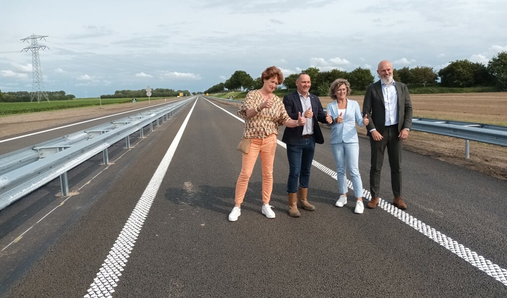 V.l.n.r.: Marianne van Aacken, John Strik (projectmanager van Heijmans), burgemeester Ada Grootenboer, en Matthijs den Boef op het nieuwe weggedeelte.