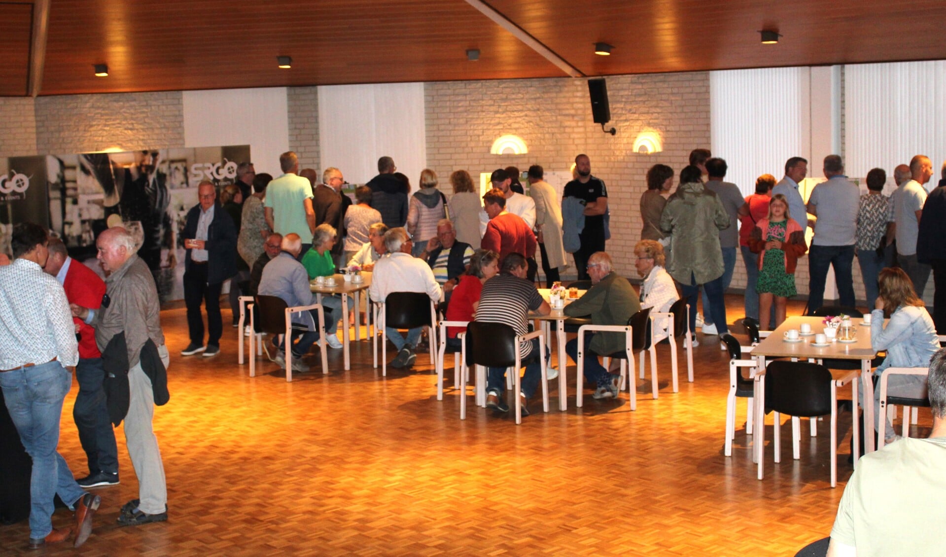 Het was zeer druk in de Grutterswei tijdens de informatieavond over de nieuwbouwplannen.