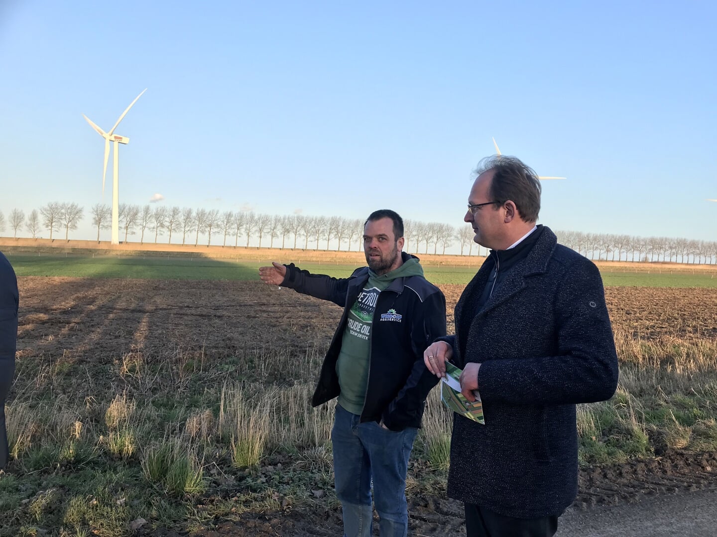 Remco Wesdorp geeft uitleg over innovatieve landbouw in de Van Pallandtpolder 