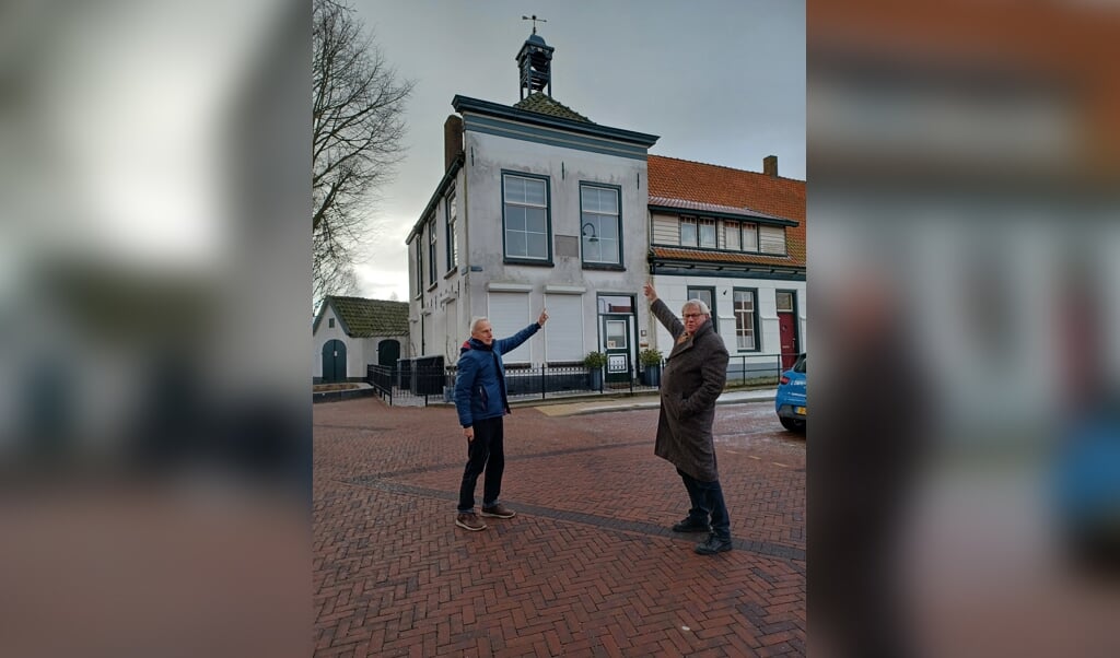 Dirk Spahr van der Hoek (link) en Klaas Kuipers wijzen de plek aan waar de klok gehangen zou kunnen hebben.
