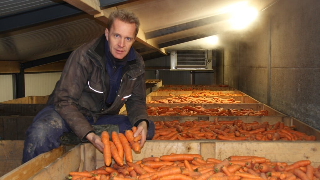 Cornelis Mosselman bij de kisten vol wortels. (Foto: Marga Erkelens)