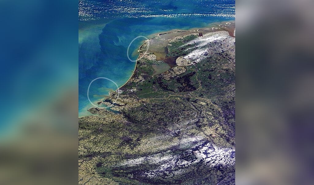 Een satellietfoto van Nederland eerder dit jaar waarin de rivieren goed zichtbaar zijn en de afvoer van sediment zichtbaar is. (Foto: NASA)