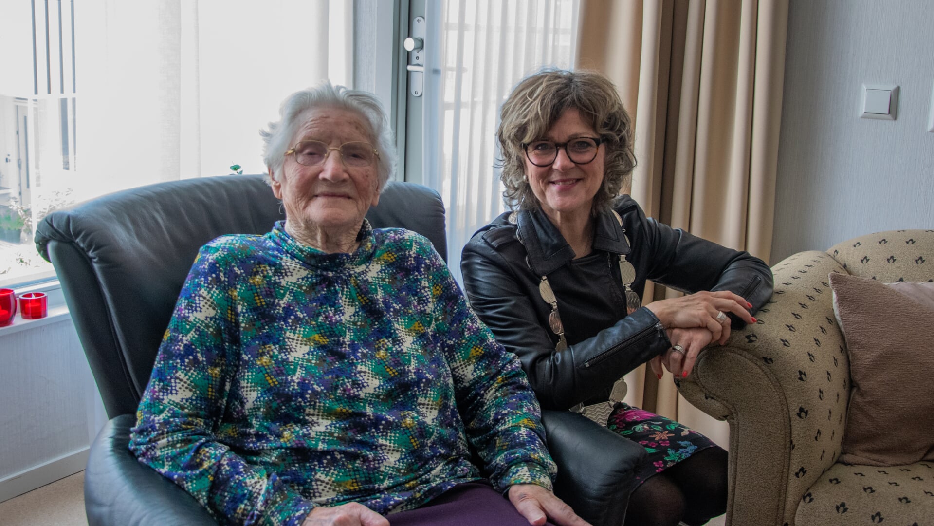 De 100-jarige Lena Gebraad kreeg bezoek van de burgemeester. (Foto: Sam Fish)