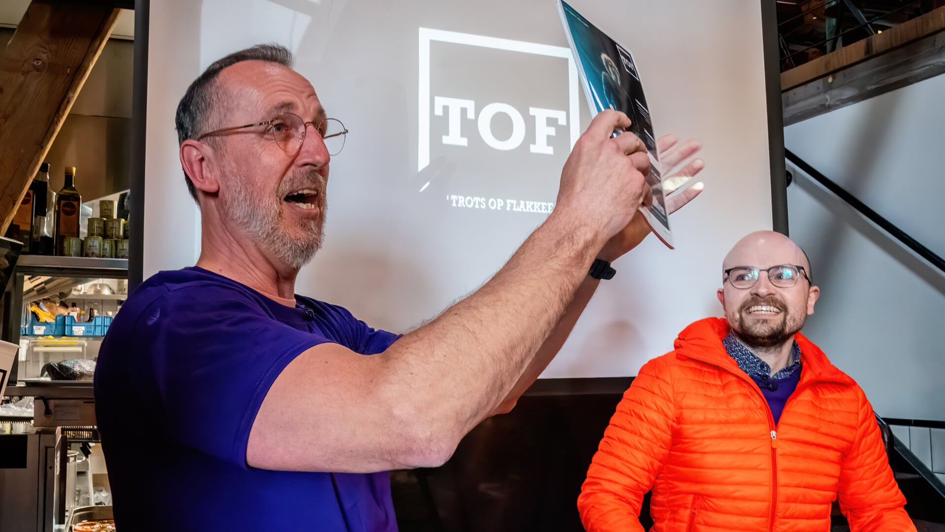 De lancering van TOF-magazine nummer 11: Alex van Kampen toont het eerste exemplaar. Rechts de Gaston van de TOF-code-loterij, oftewel Martijn Lambert. (Foto: Jaap Reedijk)