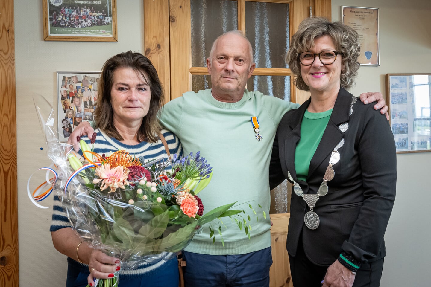 Dhr. Troost met zijn vrouw Anneke en de burgemeester Grootenboer. (Foto: Wim van Vossen)