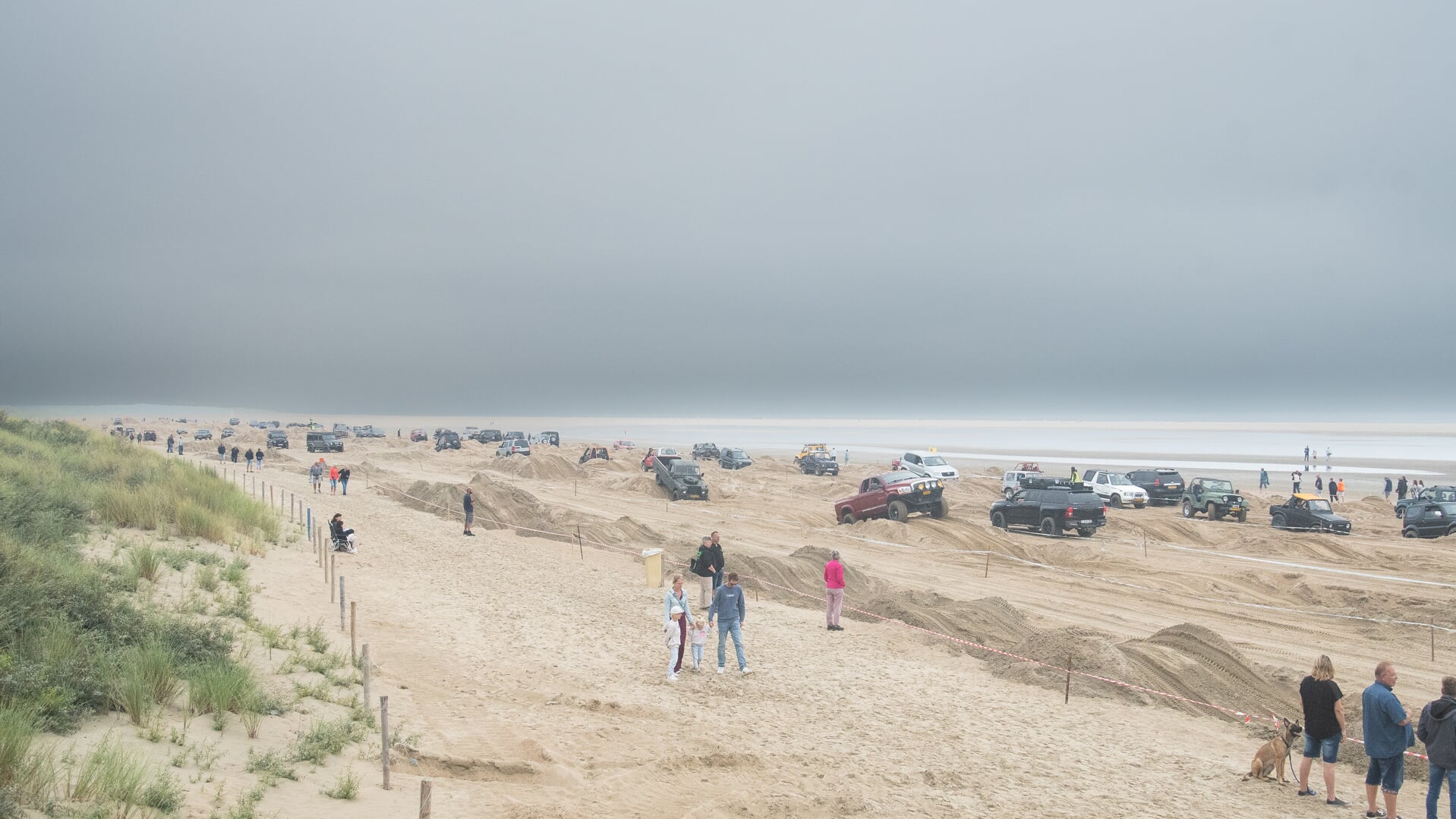 Intensief gebruik van het strand zoals erop crossen met auto's is slecht voor de meiofauna, aldus Renema. (Foto: Jan Baks)