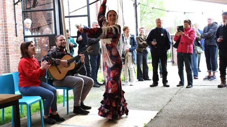 KunstKijk 2024 werd geopend met een flamencodans bij Solaes in Ouddorp. (Foto: Kees van Rixoort)