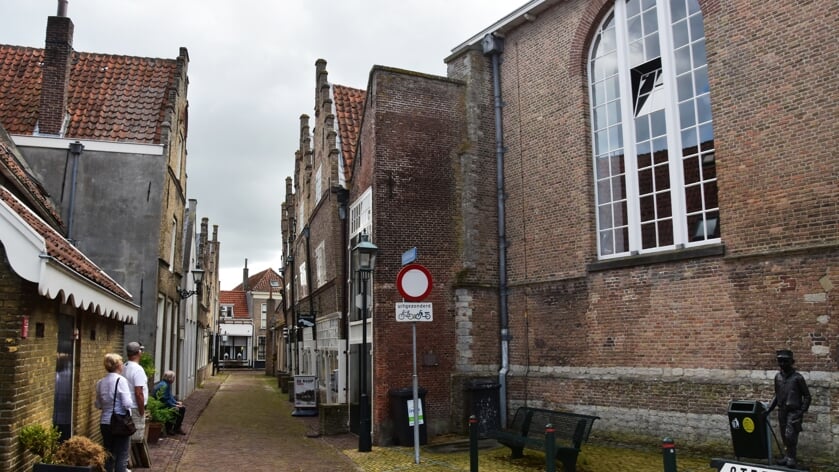 In smalle straatjes zoals de Kerkstraat in Sommelsdijk kan de temperatuur tijdens zomerse dagen hard oplopen. (Foto: archief Eilanden-Nieuws)