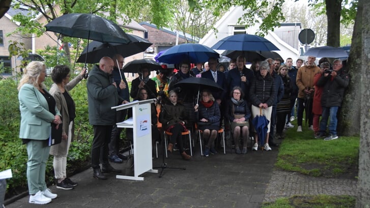 Edwin van Os, spreekt namens de gemeente tijdens de herdenking bij het oorlogsmonument. Rechts de familie Bechtum.