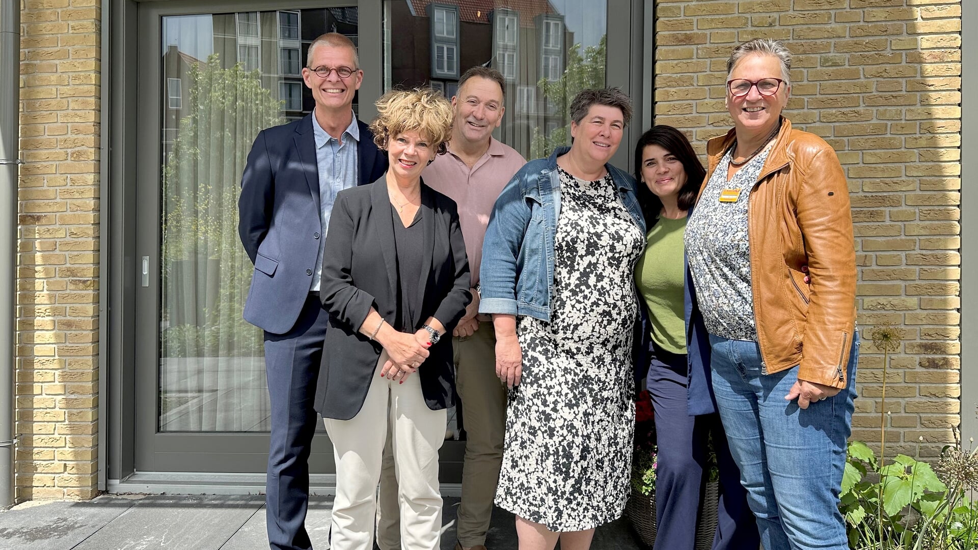 Op de foto v.l.n.r.: Serge van Uitert (directeur Hospice Nathrine), Conny Bouwer (netwerkcoördinator), John Kremers (bestuurder hospice Calando), Natascha van Kats, (bestuurder hospice Hoeksche Waard), Chantal Marse (projectleider) en Anja Bollee (coördinator hospice Waterlelie). (Foto: Hans Villerius)