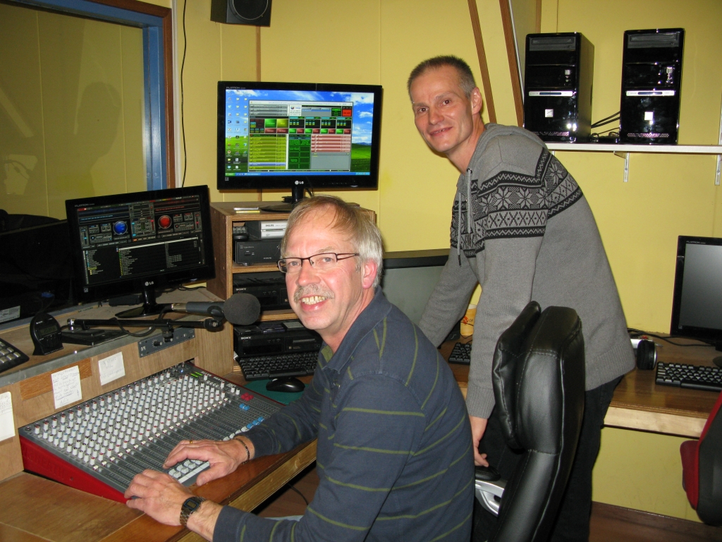 Bestuursleden Adrie Dekker en Eddy van Es  willen samen met het team nog lang radio blijven maken.