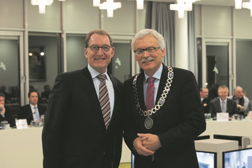 Waarnemend burgemeester Corstiaan Kleijwegt ontving donderdag in de gemeenteraad Commissaris van de Koningin Jan Franssen.  Foto: Wim van Vossen Fotografie
