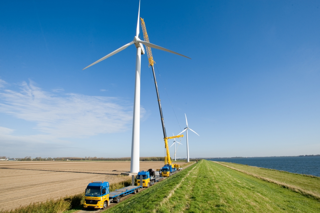 Werkzaamheden bij windmolenpark Piet de Wit te Ooltgensplaat. Foto: Wim van Vossen 