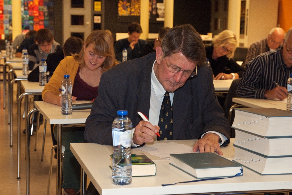 De heer Leentvaar in actie tijdens het Groot dictee van G-O in 2013.
