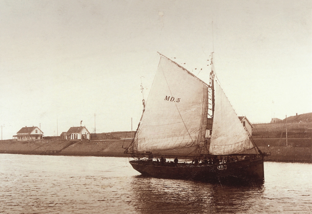 De enige foto van de MD3 Anna. Fons Grasveld wist de plaats waar het vissersschip uit Middelharnis vaart te lokaliseren. Het is niet ver van de haven van IJmuiden (foto collectie Streekarchief Goeree-Overflakkee).