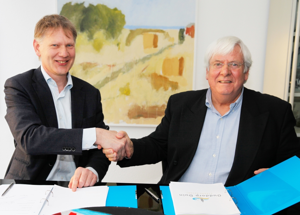 Met een handdruk wordt door Klaas Bruins Slot (links) en Ludovic den Hollander de ontwikkelovereenkomst bekrachtigd.