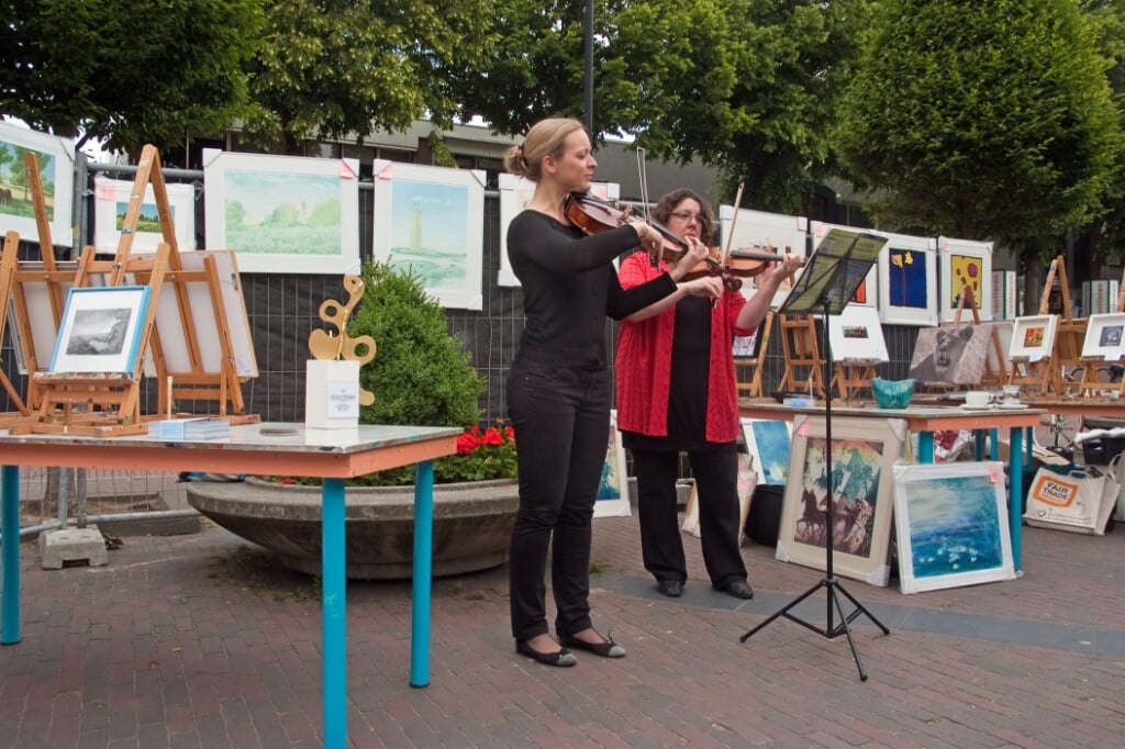 Ook artistieke activiteiten bij de Hema in Middelharnis: Cash&Carry met Kunstuitleen Hellevoetsluis en muzikale intermezzo's met twee violisten.