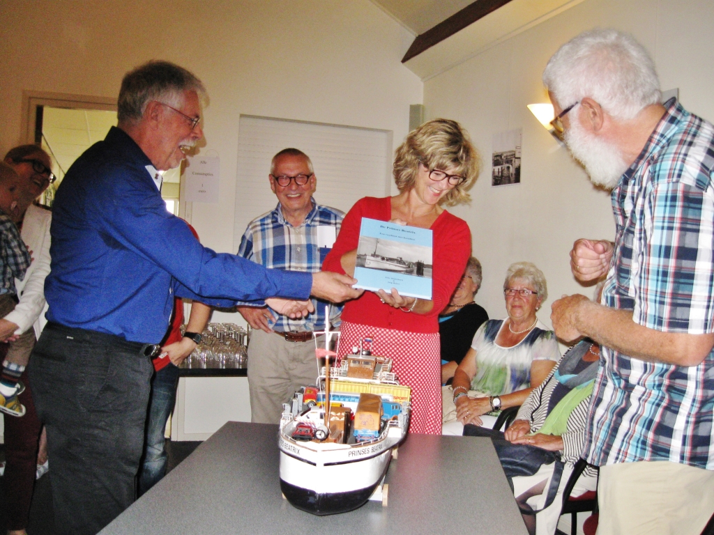 Auteurs Diepenhorst en Huizer overhandigen met een act
het eerst exemplaar aan burgemeester Grootenboer. Foto: Jaap Ruizeveld

